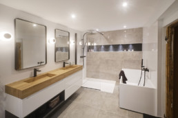 salle de bain rénovée avec double vasque douche extra plate et baignoire